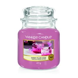 Yankee Candle SWEET PLUM SAKE Średnia Świeca Zapachowa
